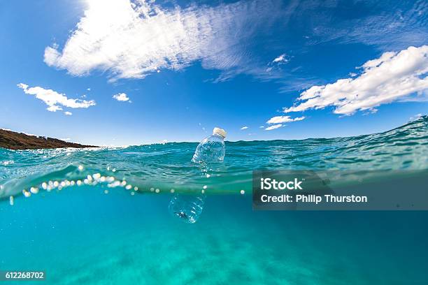 Bottiglia Di Plastica Galleggiante Sulla Superficie Delloceano - Fotografie stock e altre immagini di Mare