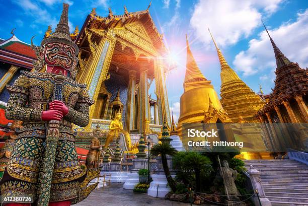 Concetto Di Viaggio Statua Gigante Al Tempio Wat Pra Kaew - Fotografie stock e altre immagini di Bangkok