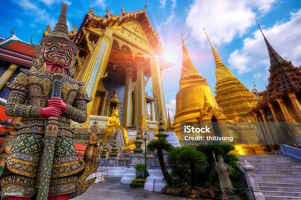 Conceito de viagem, estátua gigante no Templo Wat Pra Kaew - Foto de stock de Bangkok royalty-free