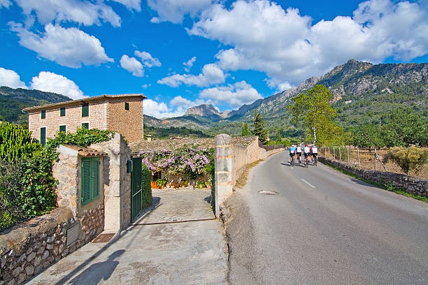 ciclistas paisajísticos de fornalutx - fornalutx majorca spain village fotografías e imágenes de stock