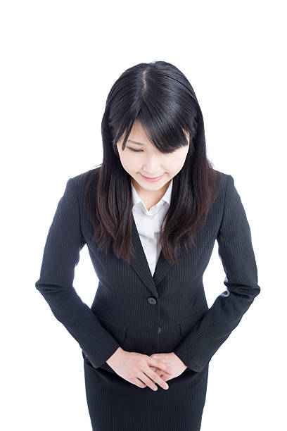 istock Japanese businesswoman bowing 612387708