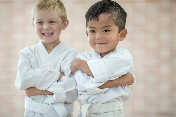 niños pequeños tomando una clase de karate - child karate little boys martial arts fotografías e imágenes de stock