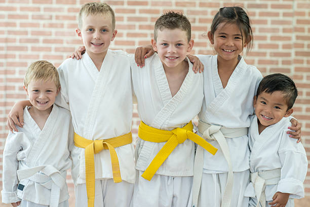 空手のクラスを一緒に受講する - child sport karate education ストックフォトと画像