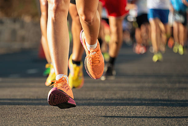 marathon laufen rennen - rennen körperliche aktivität stock-fotos und bilder