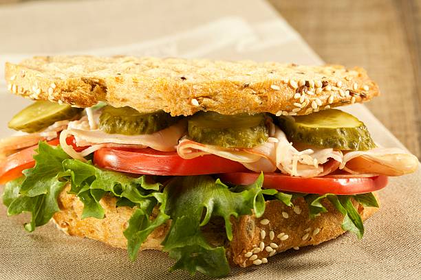 nourriture saine pour la figure parfaite - portion turkey sandwich close up photos et images de collection