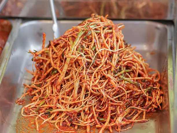 String bean sprouts in tomato sauce