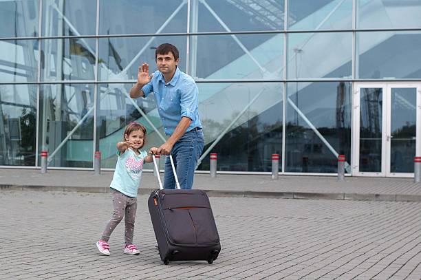 niña y hombre se despiden en el aeropuerto. - separation airport child waving fotografías e imágenes de stock