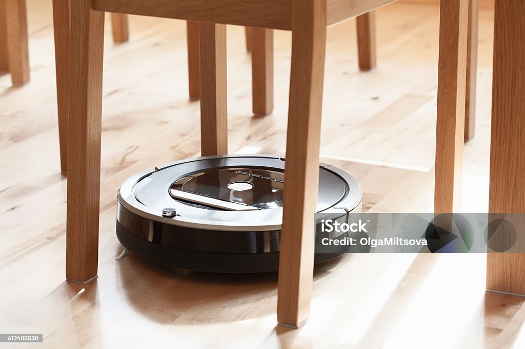 Roboter-Staubsauger auf Laminat Holzboden smart Reinigung tec - Lizenzfrei Arbeiten Stock-Foto