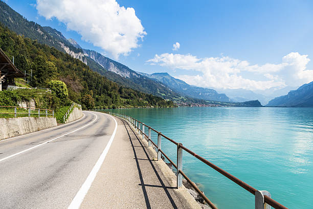 strada idilliaca lungo il lago di brienz in svizzera - brienz mountain landscape lake foto e immagini stock