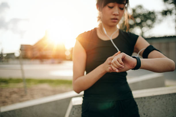 fitness-frau überprüft ihre leistung auf smartwatch - checking the time watch women looking stock-fotos und bilder