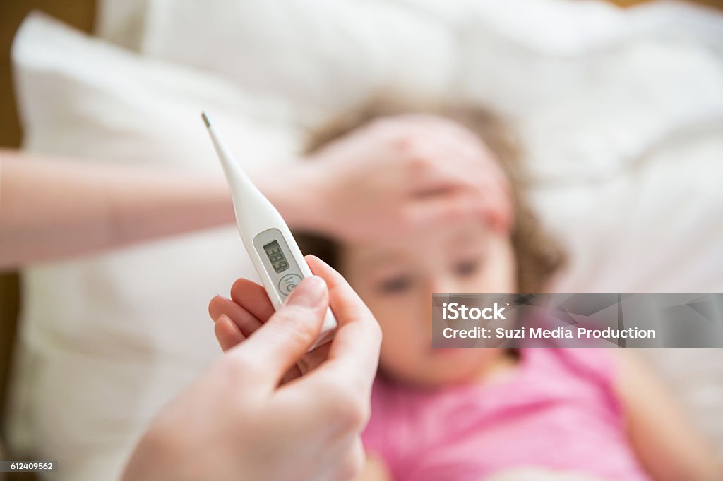 Criança doente com febre alta - Foto de stock de Criança royalty-free