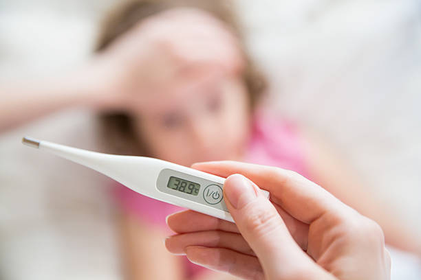 bambino malato con febbre alta - child fever illness thermometer foto e immagini stock
