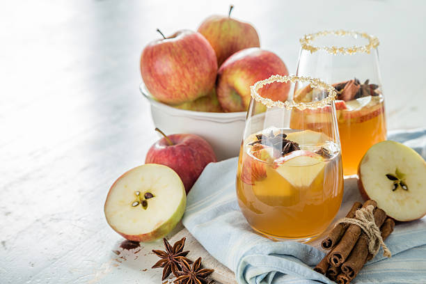 sidra de manzana y canela y anís estrellado - hot apple cider cider cinnamon heat fotografías e imágenes de stock