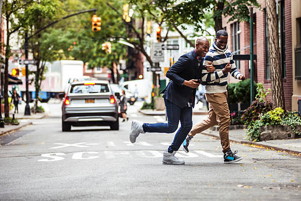 pareja de hombres cruzando la calle ciudad de nueva york - urban scene couple dating city life fotografías e imágenes de stock