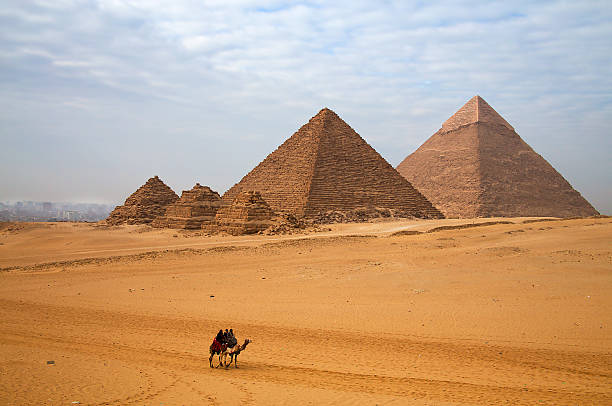 pirámide egipcia y el jinete en el camello - tourist egypt pyramid pyramid shape fotografías e imágenes de stock