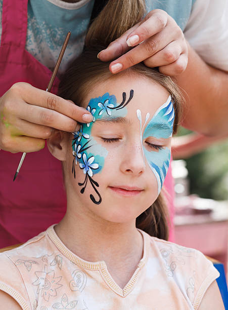 Criança Com Pintura Facial De Gatinha Bonitinha Com Máscara
