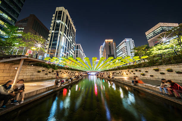 cheonggyecheon stream em seul city south korea à noite - built structure building exterior asian culture seoul - fotografias e filmes do acervo