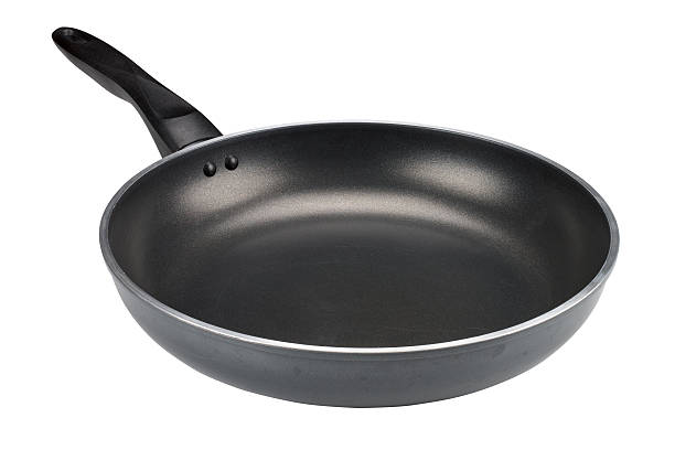 bratpfanne isoliert auf weißem hintergrund, zerkratzt die oberfläche - pan frying pan fried saucepan stock-fotos und bilder