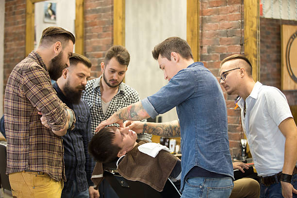 estudiantes de formación de profesores en afeitado de barba - damp course fotografías e imágenes de stock