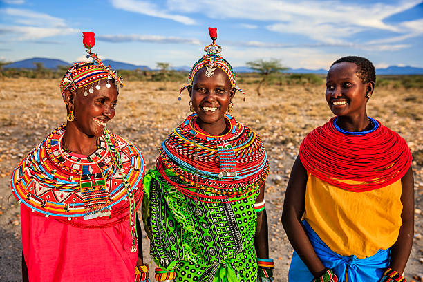 grupo de mujeres africanas de la tribu samburu, kenia, áfrica - traditional clothing fotografías e imágenes de stock