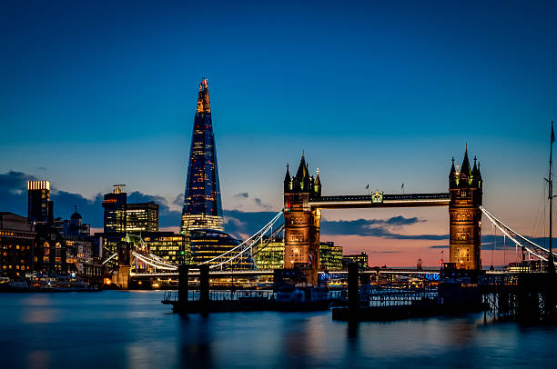 tower bridge und die skyline von sky london bei nacht - tower bridge stock-fotos und bilder