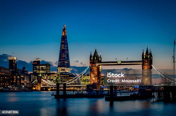 Tower Bridge Und Die Skyline Von Sky London Bei Nacht Stockfoto und mehr Bilder von London - England