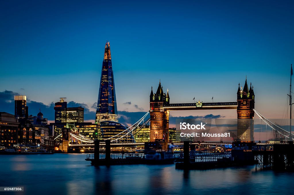 Puente de la torre y el horizonte del cielo de Londres por la noche - Foto de stock de Londres - Inglaterra libre de derechos