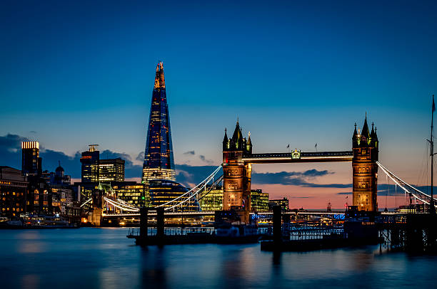 tower bridge e il cielo skyline di londra di notte - tower bridge london skyline london england thames river foto e immagini stock