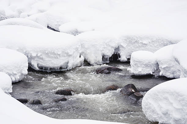 śniegu góry rzeki. - winter stream river snowing zdjęcia i obrazy z banku zdjęć
