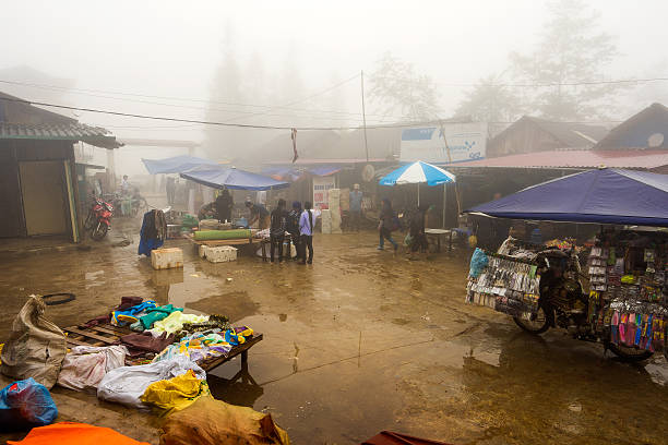 mercato settimanale ogni domenica da parte di vietnamiti minoritari - vietnam vietnamese culture vietnamese ethnicity north vietnam foto e immagini stock