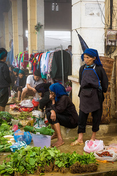 mercato settimanale ogni domenica da parte di vietnamiti minoritari - vietnam vietnamese culture vietnamese ethnicity north vietnam foto e immagini stock