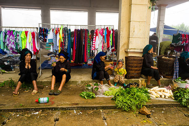 mercato settimanale ogni domenica da parte di vietnamiti minoritari - vietnam vietnamese culture vietnamese ethnicity north vietnam foto e immagini stock