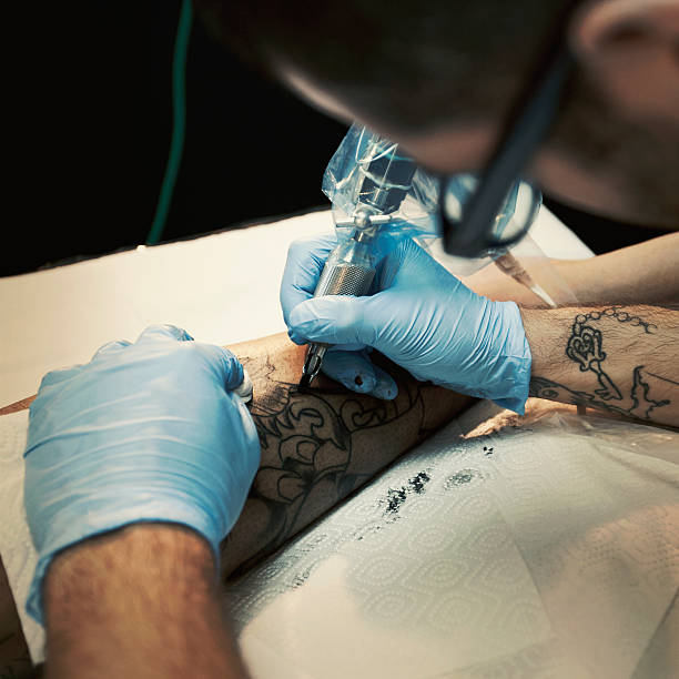 istock Tattoo artist 612498072