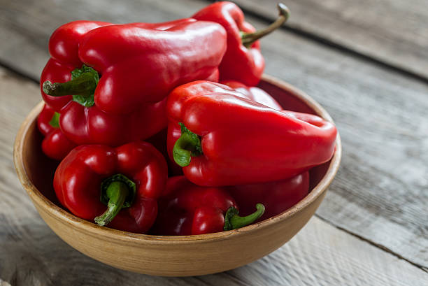 pimientos rojos - pepper vegetable bell pepper red bell pepper fotografías e imágenes de stock