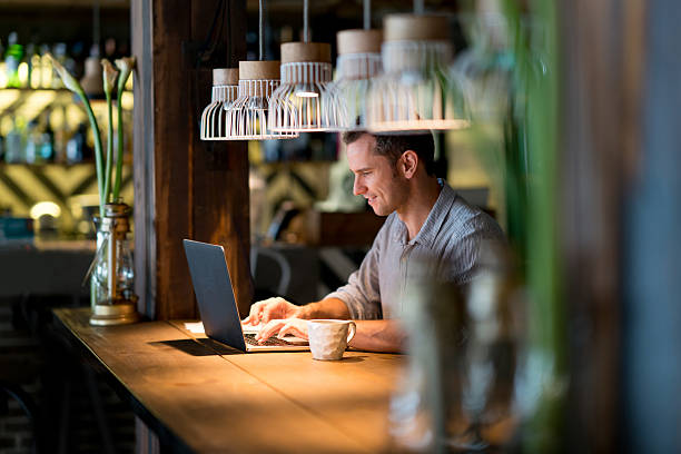 ビジネスの男性のカフェで働く - レストラン 写真 ストックフォトと画像
