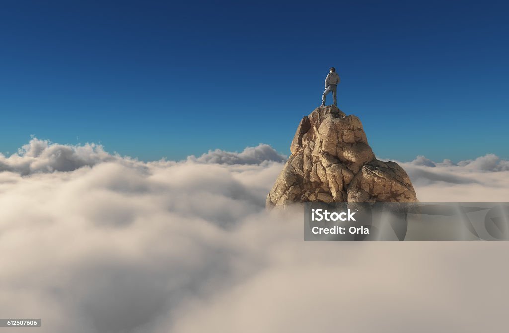 Homme debout sur une falaise de pierre - Photo de Montagne libre de droits