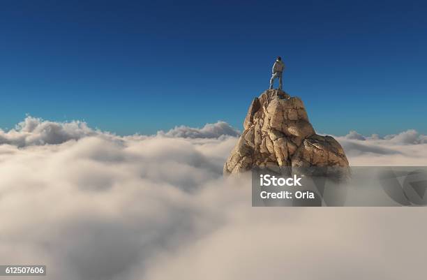 Photo libre de droit de Homme Debout Sur Une Falaise De Pierre banque d'images et plus d'images libres de droit de Montagne - Montagne, Sommet - Montagne, Nuage