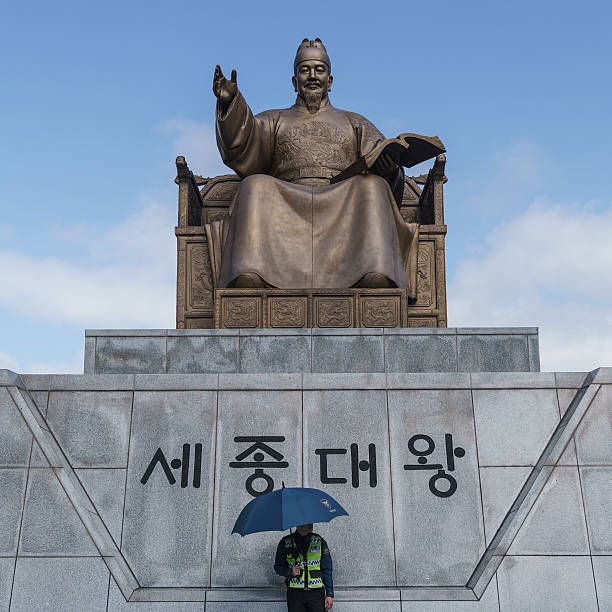 statue du roi sejong officier de police garde séoul corée du sud - parasol umbrella asian ethnicity asian culture photos et images de collection