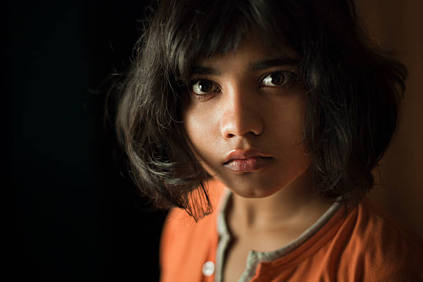 空白の表情でカメラを見て�いる10代の少女。 - child facial expression asian and indian ethnicities asia ストックフォトと画像