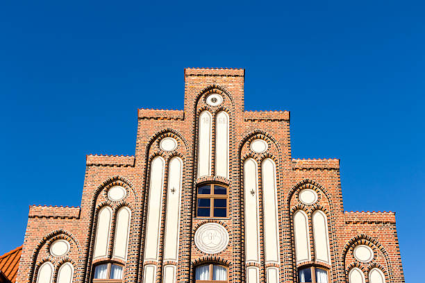 istock Historic city gate at the old harbor in Wismar 612511224