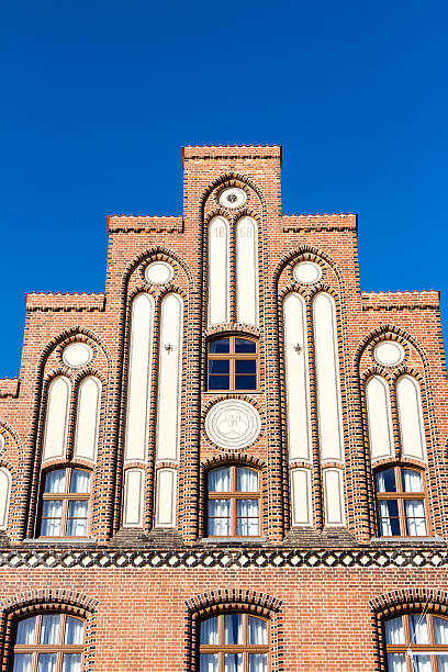 istock Historic city gate at the old harbor in Wismar 612511302