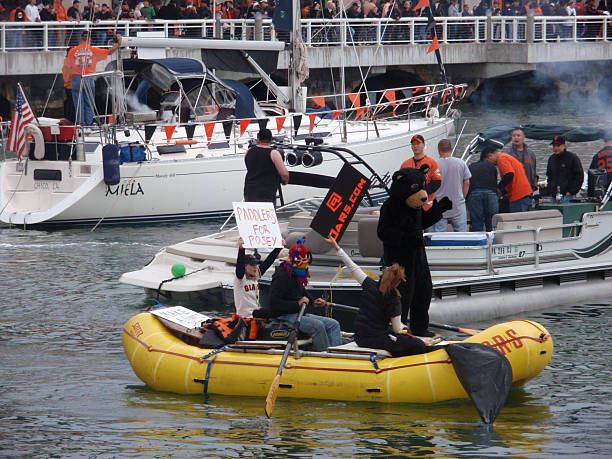 jangada com pessoa de terno de urso rema através de mccovey cove - number 1 sports uniform number baseball - fotografias e filmes do acervo