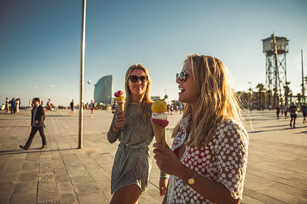 genießen sie ein eis - people eating walking fun stock-fotos und bilder