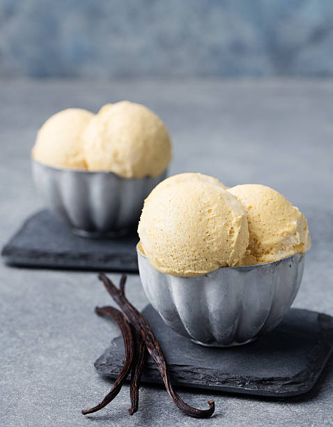 ванильное мороженое с ванилью камеры в металлической винтажный миску. - sphere dessert seasoning food стоковые фото и изображения