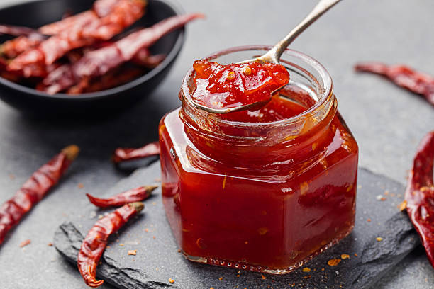 tomate y salsa picante, contratuerca, confiture en un vaso de cristal - chutney jar tomato preserved fotografías e imágenes de stock