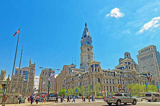 филадельфия мэрии с уильям пенн фигура на вершине башни - penn plaza стоковые фото и изображения