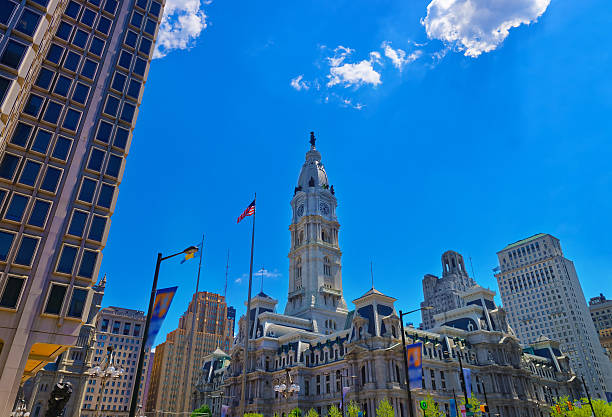мэрия филадельфии со статуей уильяма пенна на вершине башни - penn plaza стоковые фото и изображения