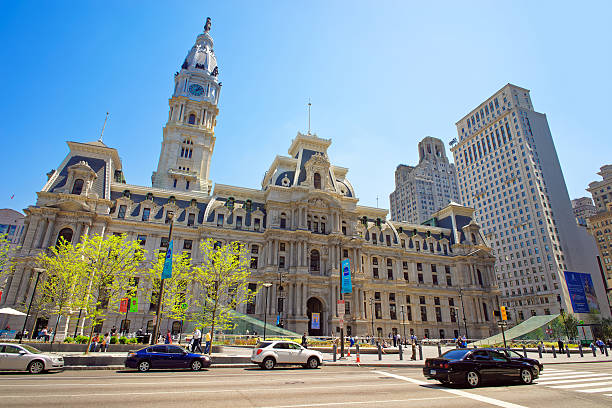 мэрия филадельфии со статуей уильяма пенна на башне - penn plaza стоковые фото и изображения
