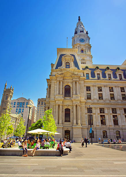мэрия филадельфии с большим количеством туристов на пенн-сквер - penn plaza стоковые фото и изображения