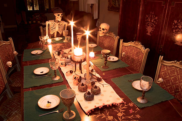 halloween skeleton rodzina obchodzi świąteczny obiad - home decorating dining room indoors dining zdjęcia i obrazy z banku zdjęć